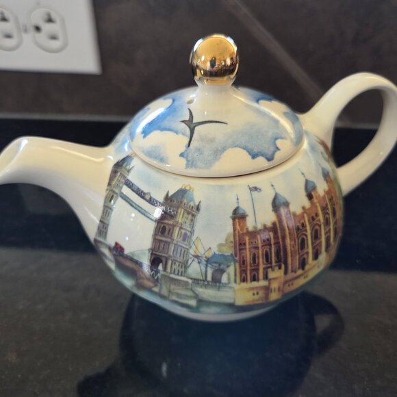 London Bridge teapot. Never used. - Picture 3 of 7